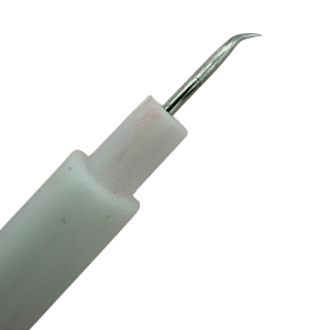 Splinter removal tool with curved tip for splinter removal